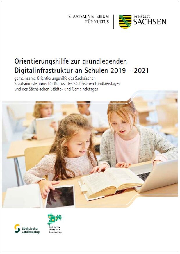 Titelbild der Orientierungshilfe zur grundlegenden Digitalinfrastruktur an Schulen 2019 - 2024. Zwei Mädchen sitzen im Klassenraum an einem Tisch und haben vor sich ein Buch und einen Laptop stehen.