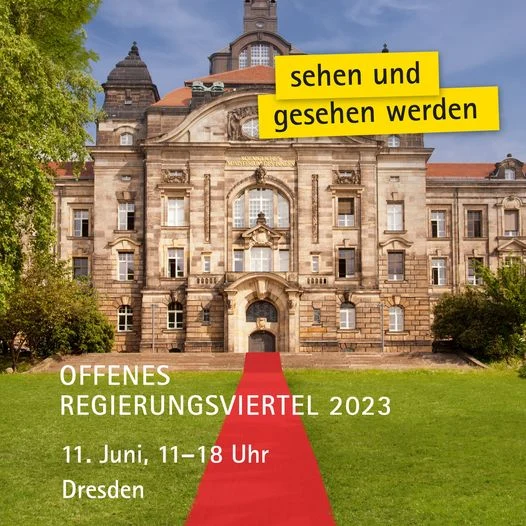 Gebäude der Sächsischen Staatskanzlei mit rotem Teppich über die Wiese bis zur Eingangstür. Oben rechts steht mit gelb hinterlegter Schrift "sehen und gesehen werden" geschrieben. Text untern "Offenes Regierungsviertel 2023, 11. Juni, 11-18 Uhr Dresden.