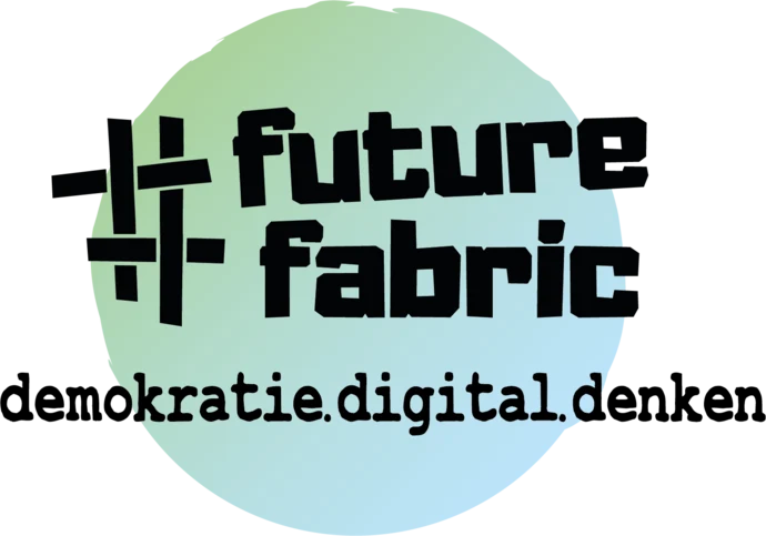Ein grün/blauer Kreis im Hintergrund mit der schwarzen Aufschrift #futur fabric. Als Untertitel ist "demokratie.digital.denken" zu lesen.