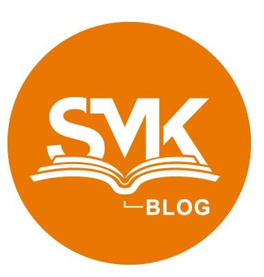Aufgeschlagenes Buch in weißer Farbe auf orangem Hintergrund. Darüber steht SMK und darunter steht Blog geschrieben.