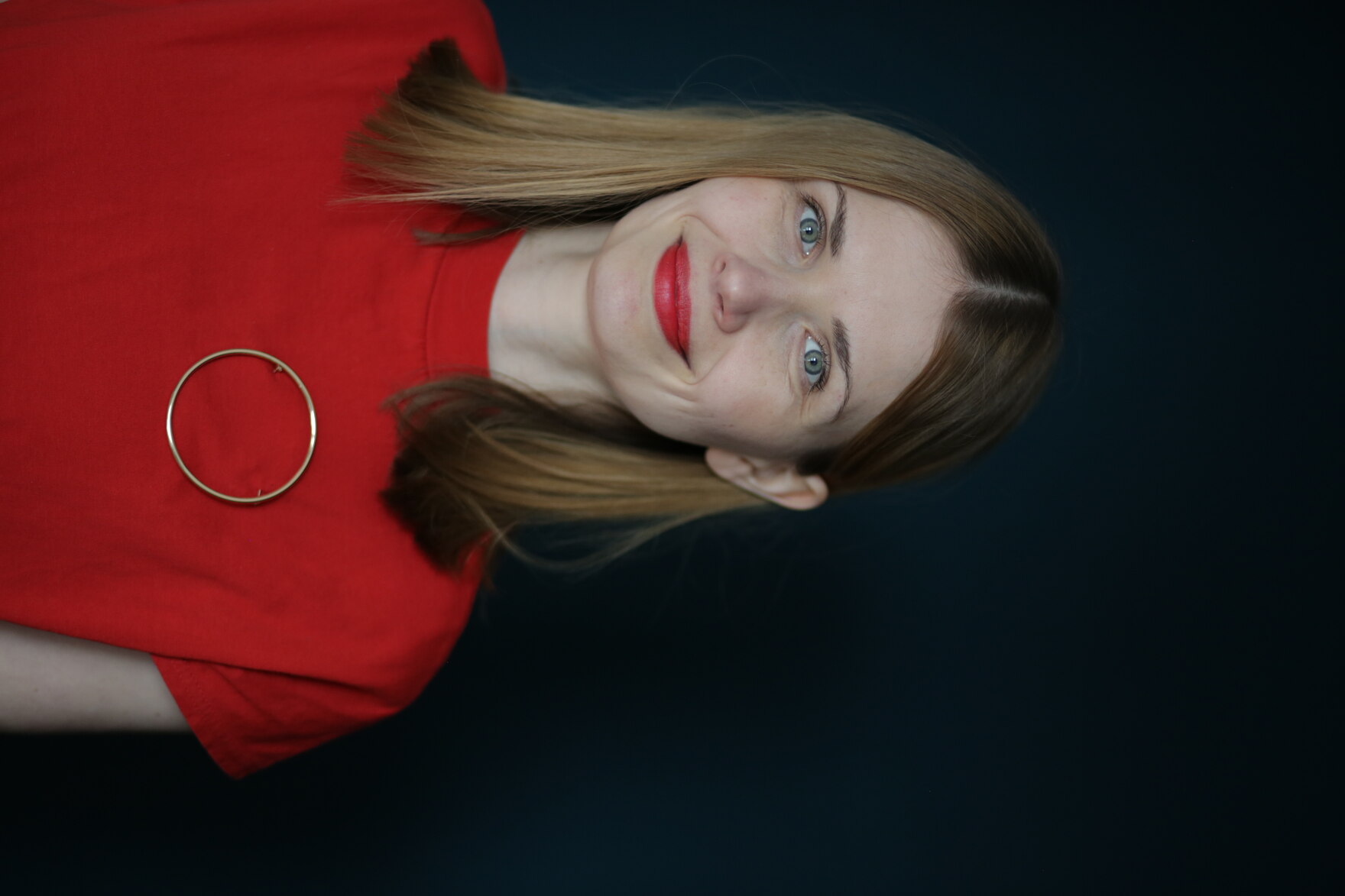Portratitfoto von Christiane Schwinge mit schwarzem Hintergrund.