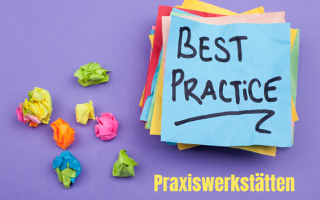 Auf einem violetten Hintergrund sit ein Stapel von bunten Postits zu sehen. Auf dem obersten Postit steht best practice. Darunter steht Praxiswerkstätten.