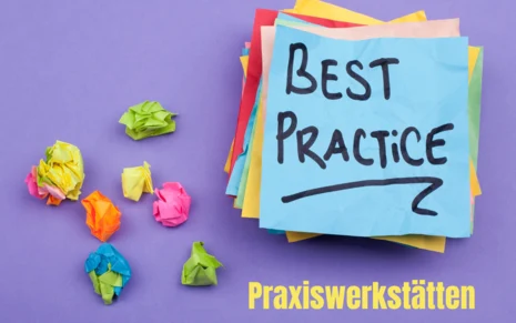 Auf einem violetten Hintergrund sit ein Stapel von bunten Postits zu sehen. Auf dem obersten Postit steht best practice. Darunter steht Praxiswerkstätten.