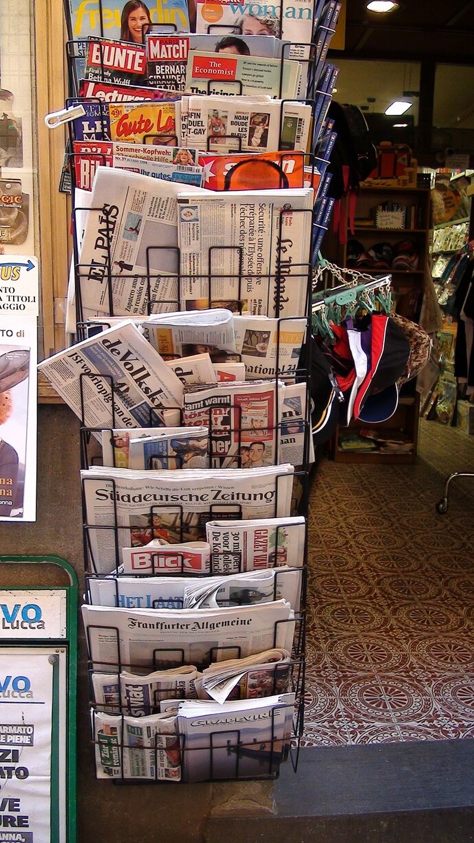 Kioskständer mit Tageszeitungen