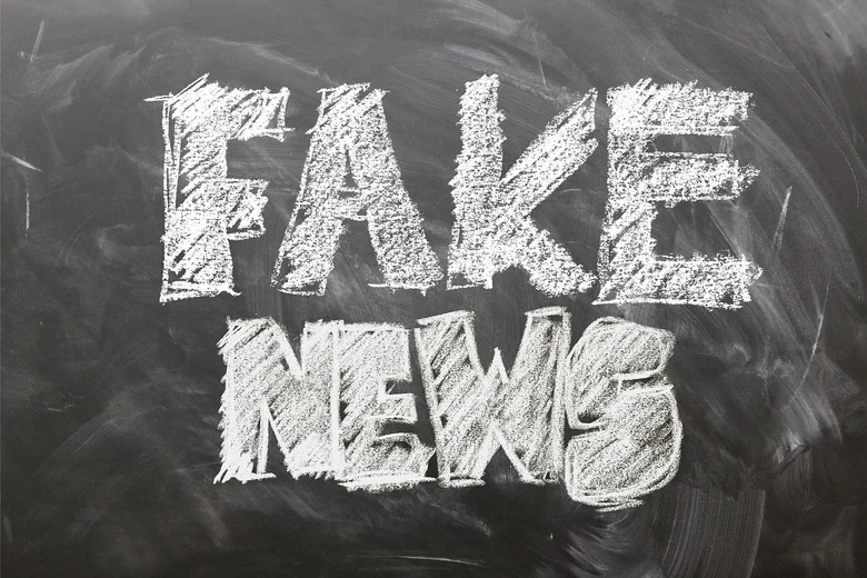 Schrift Fake News an einer Tafel