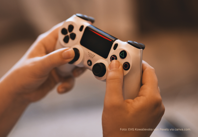 Ein Foto von zwei Händen, die einen weißen Gaming-Kontroller bedienen.