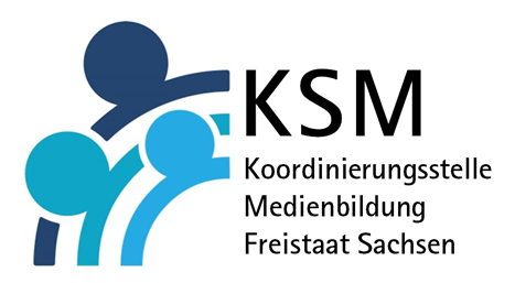 Logo der KSM - Koordinierungsstelle Medienbildung auf weißem Hintergrund und seitlich drei Linien in blauer Farbe.