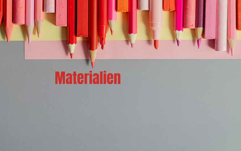 Grauer Hintergrund. Von oben zeigen verschiedene rote Buntstifte nach unten ins Bild. Darunter steht Materialien