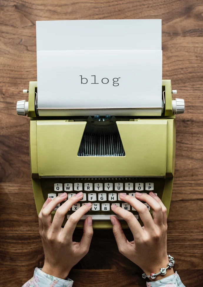 AUf der Schreibmaschine wurde in Großbuchstaben BLOG geschrieben