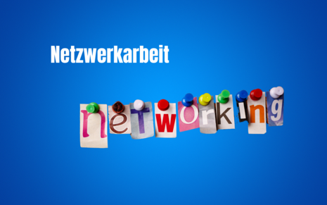 Ein blaues Bild, mit Pinnnadeln sind die ausgeschnitteten Buchstaben von networking zu sehen.