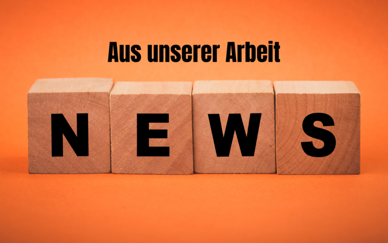 Es ist orangener Hintergrund zu sehen. Auf Holzklötzen steht NEWS und darüber "aus unsrer Arbeit".