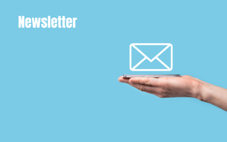 Auf einem hellblauen Hintergrund steht mit weisser Schrift Newsletter. Daneben ist eine ausgestreckte Hand zu sehen auf der ein virtueller Briefumschlag schwebt.