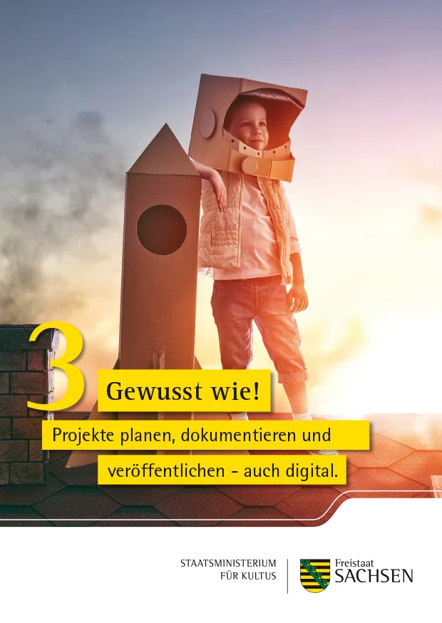 Ein Junge mit einem Astronauten-Helm aus Pappe steht neben einer Rakete aus Pappe auf einem Hausdach. Darunter steht geschrieben: Gewusst wie! Projekte planen, dokumentieren und veröffentlichen - auch digital.