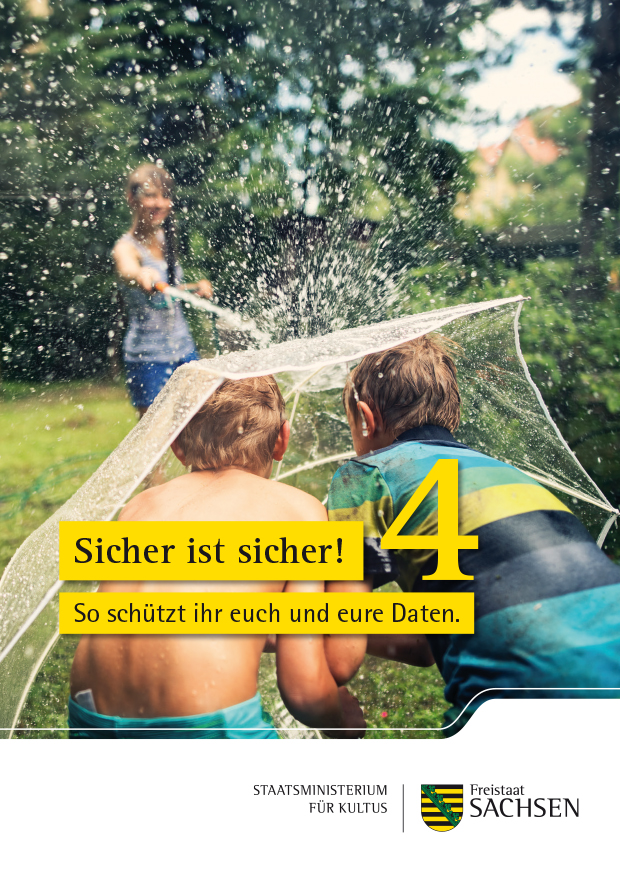 Zwei Jungen halten einen Regenschirm und schützen sich vor spritzendem Wasser aus einem Gartenschlauch. Darunter steht geschrieben: Sicher ist sicher! So schützt ihr euch und eure Daten.
