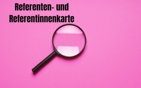Auf einem rosa Hintregrund liegt eine schwarze Lupe. Daneben steht Referenten- und Referentinnenkarte.