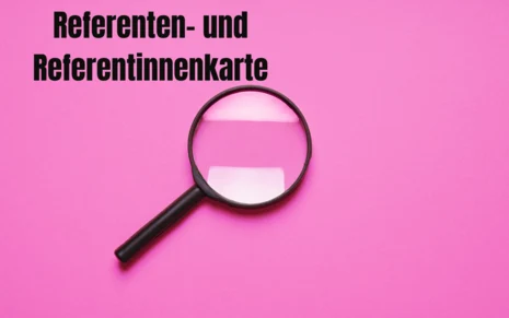 Auf einem rosa Hintregrund liegt eine schwarze Lupe. Daneben steht Referenten- und Referentinnenkarte.