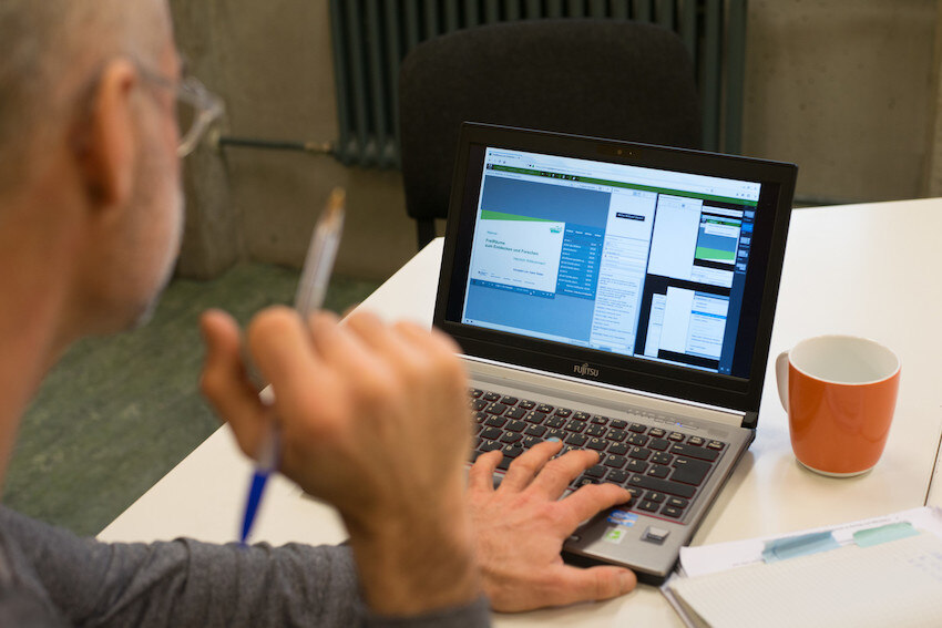 Jemand, der am Laptop an der Lernplattform von der Stiftung Haus der kleinen Forscher arbeitet