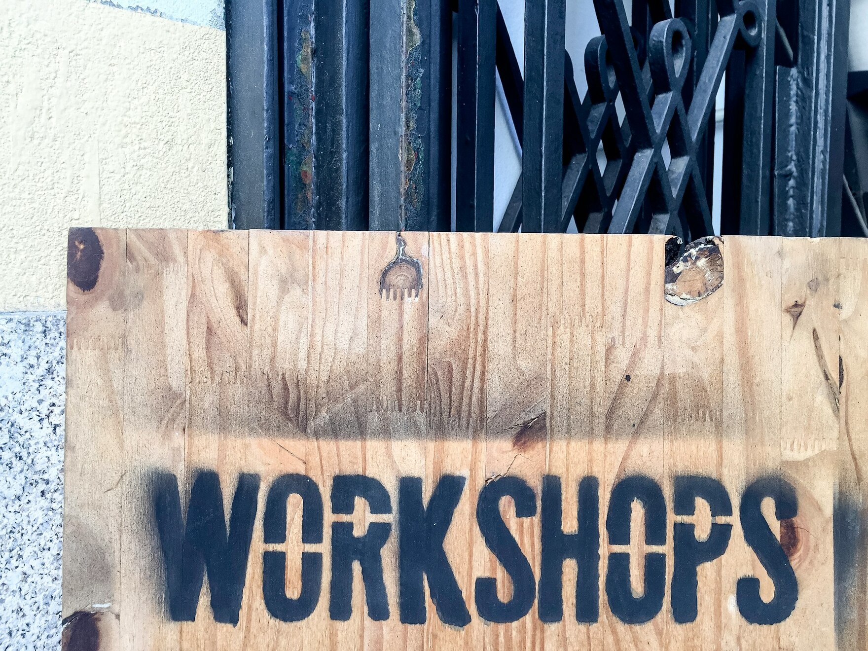 Holzplatte mit dem Text »Workshops«
