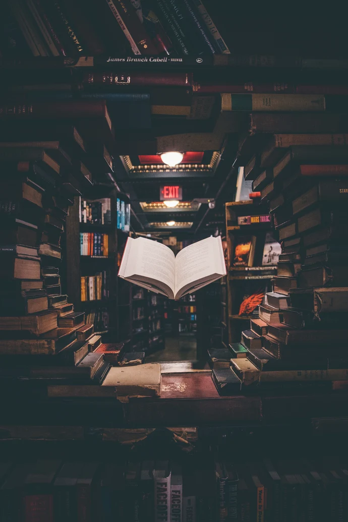 Buch schwebt in einer Bibliothek