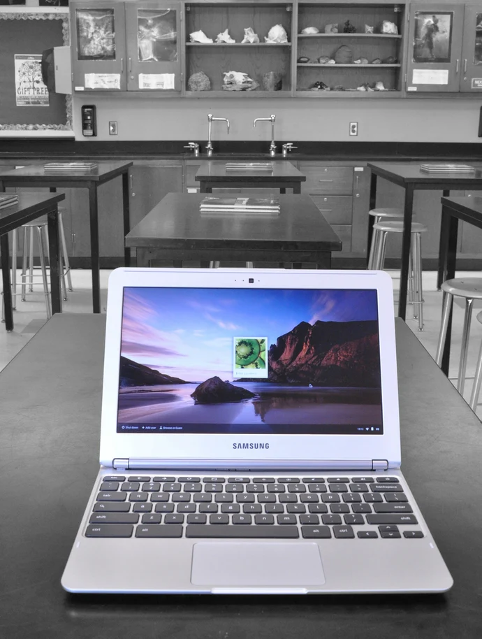Computer auf einem Tisch in einem Klassenraum
