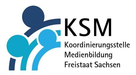 Logo der KSM: Koordinierungsstelle Medienbildung mit drei abgerundeten Linien in blauen Farben.