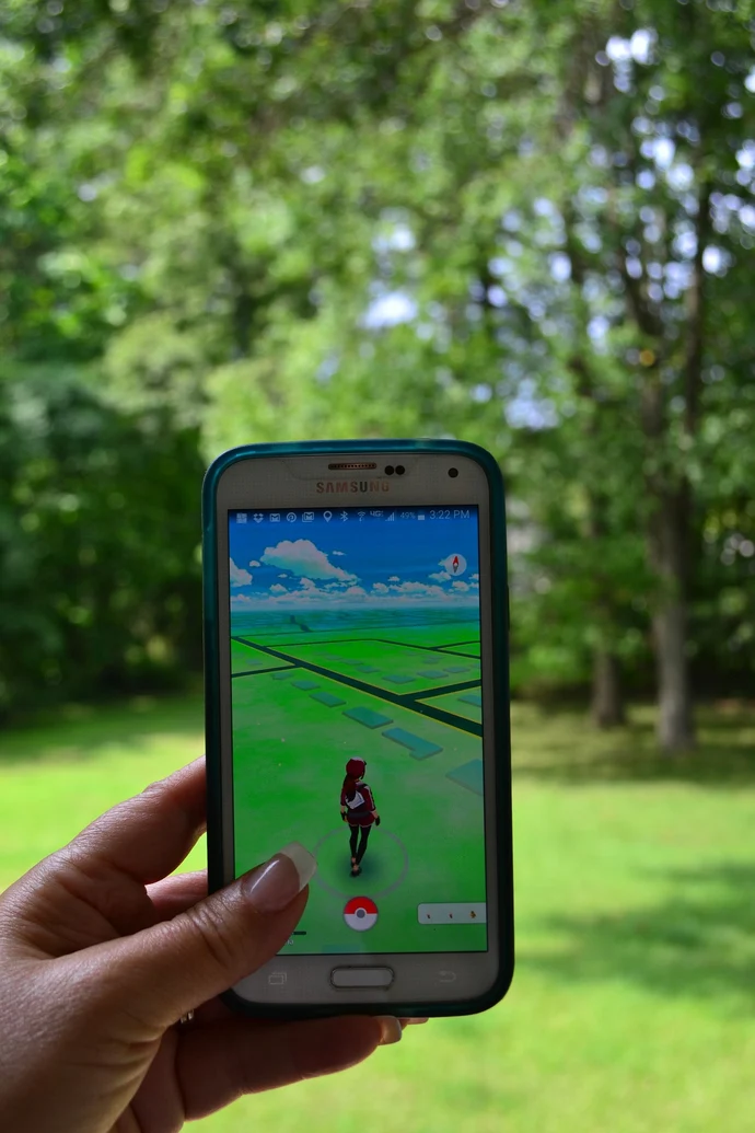 Handydisplay mit einem Bild vom Spiel Pokemon Go