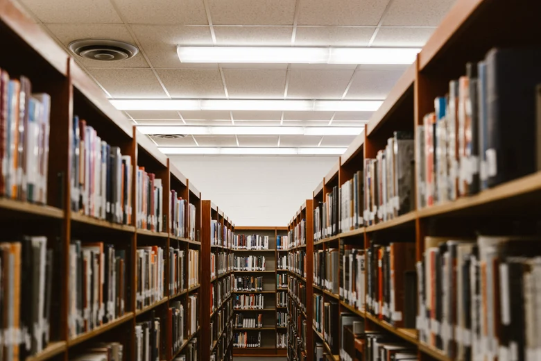 Zwei Seiten Bücherregale voller Bücher in einer Bibliothek 