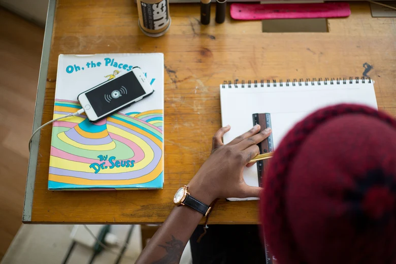 Kinder und Jugendliche am Smartphone